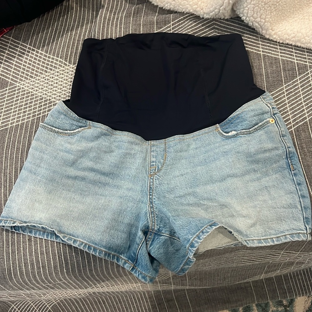 Isabel maternity shorts